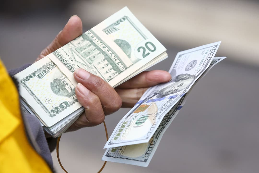 Dólar cerró la semana con ligera caída en medio de tensiones externas y señales de estabilidad local