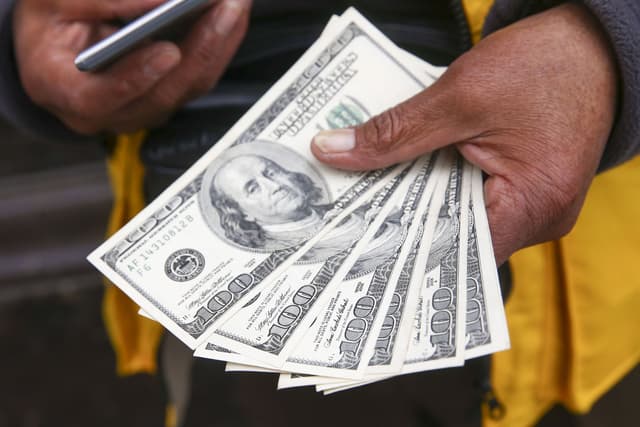 ¿Vale la pena ahorrar en dólares? Cinco aspectos que debes evaluar antes de cambiar tus ahorros