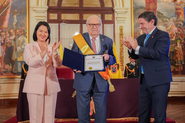 Condecoran al presidente del BCRP, Julio Velarde, por su trayectoria y aporte al país