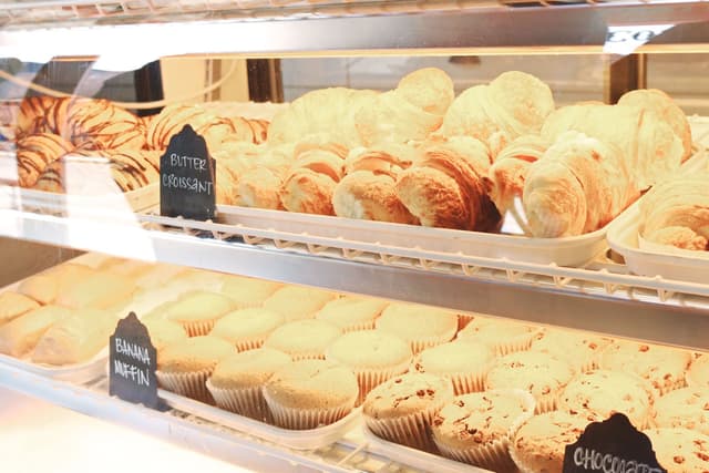 Cadena de pastelería peruana causa sorpresa por dejar de aceptar pagos en efectivo en sus tiendas